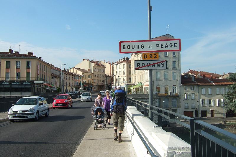 2011-05- (1264).JPG - Wir verlassen Bomans: Wir überqueren die Isère und sind auf der südlichen Seite in "Bourg de Peage", was frei übersetzt heißt wie "Maut-Burg" - hier wurde wohl im Mittelalter "abkassiert"